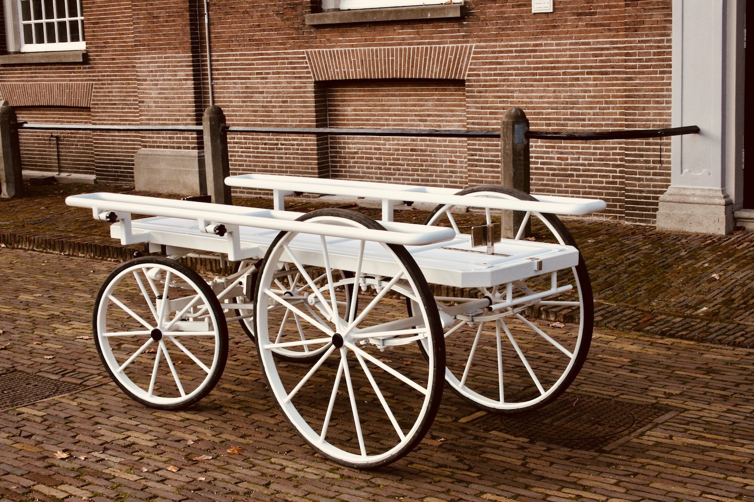 De loopkoets op het Zusterplein voor de kerk van de Evangelische broedergemeente.